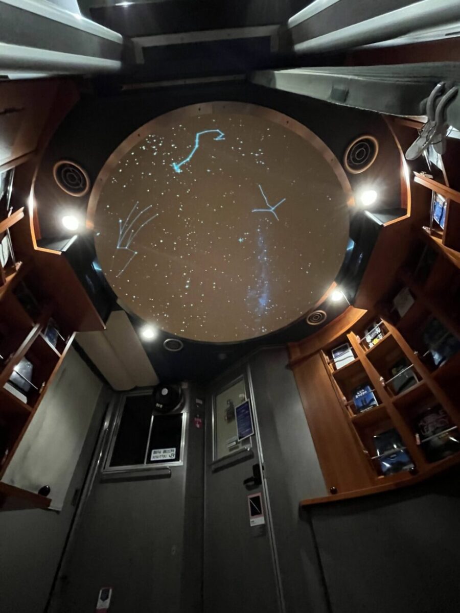 HIGH RAIL 1375（ハイレール1375）車内のスクリーンルームの写真。星空が投影されています。