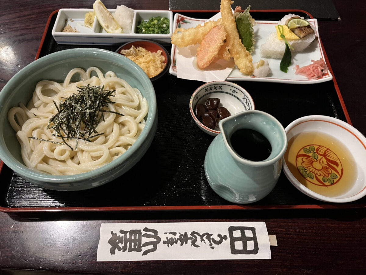 山田屋のうどんの写真。豪華です。