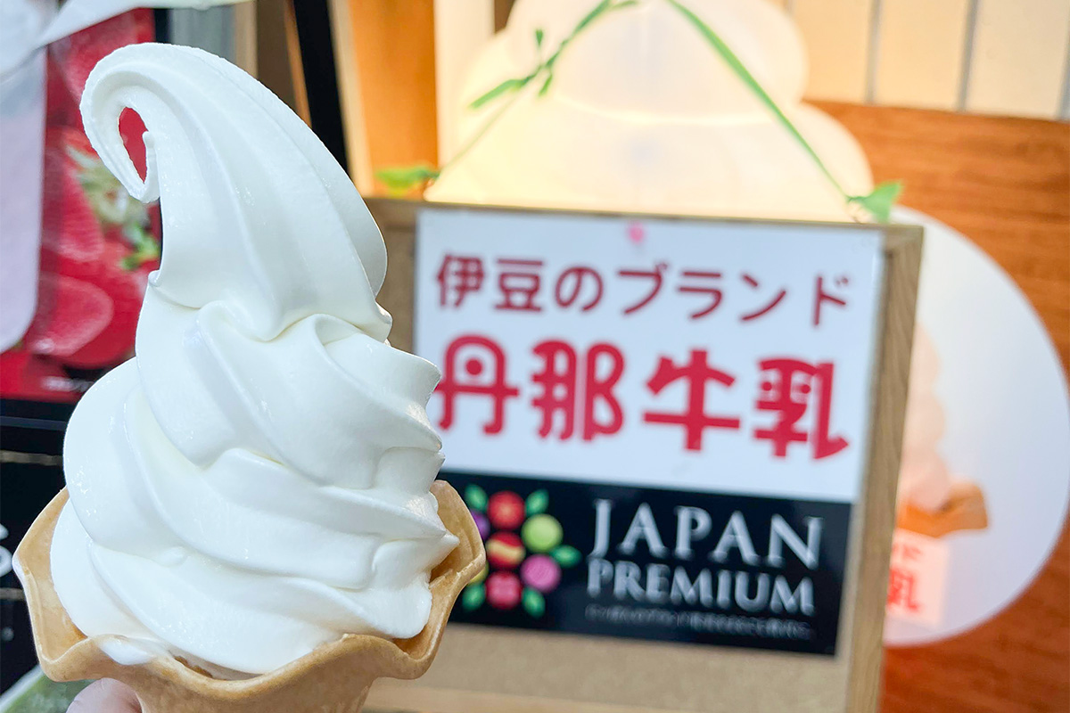 伊豆高原エキナカで食べたソフトクリームの写真。言うまでもなく、美味です。丹那盆地は酪農有名ですよね。美味です。