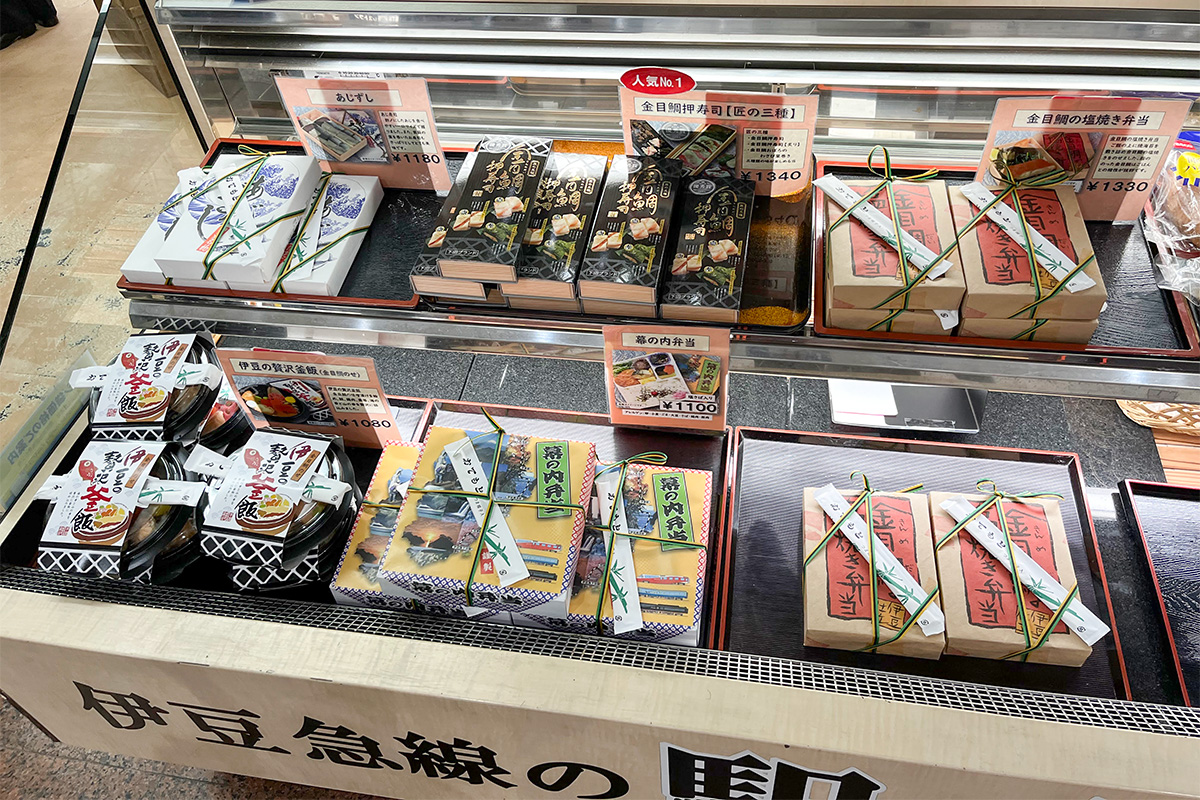 伊豆高原エキナカの駅弁売り場の写真。お昼は駅弁もたくさん置いてあります。