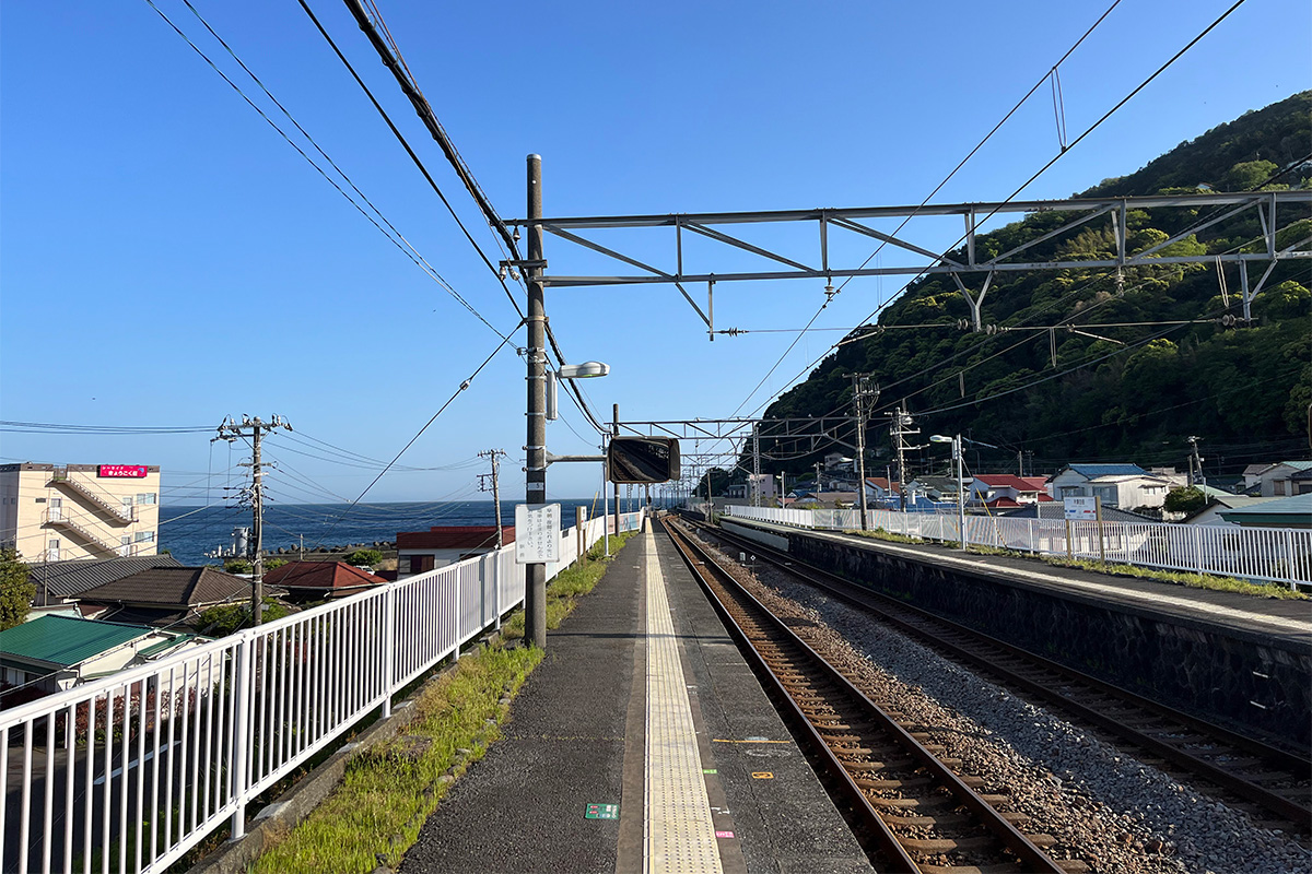片瀬白田駅のホームの写真。線路の先には海が広がっていて、景色が良いです。