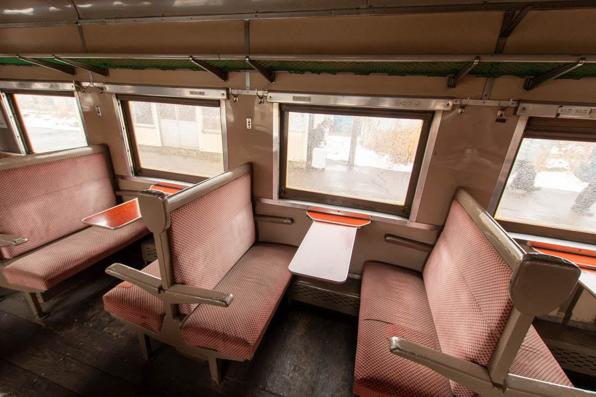 ストーブ列車のボックス席の写真。テーブルもついています。