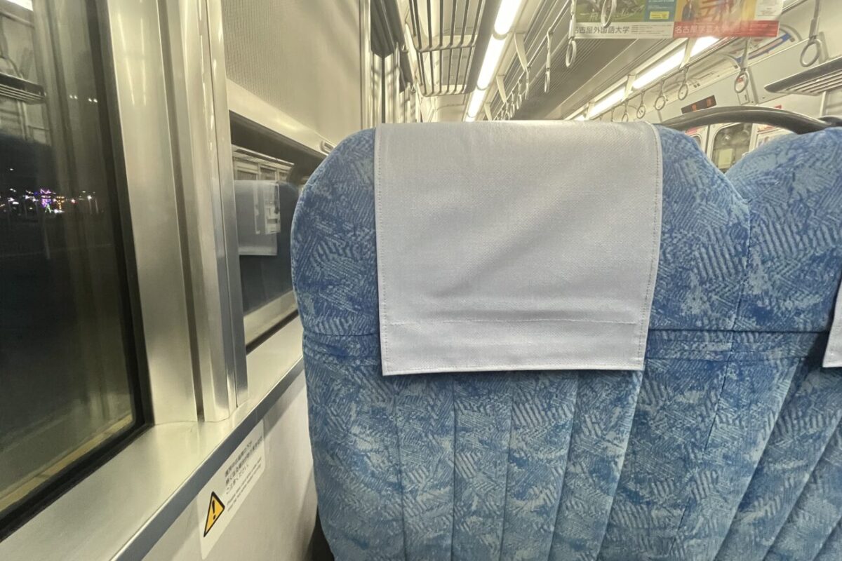 東海エリアの普通列車のクロスシートの写真。転換クロスシートのため比較的快適です。