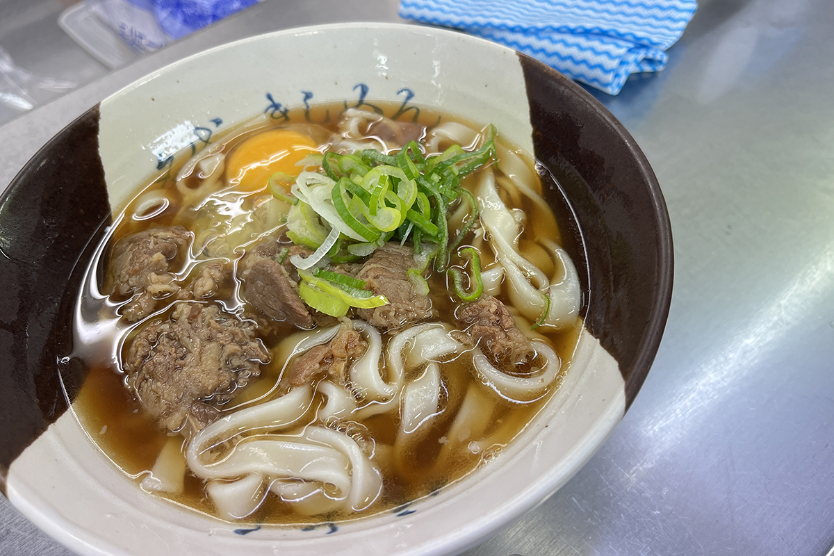 駅そばのお店でいただいたきしめんの写真