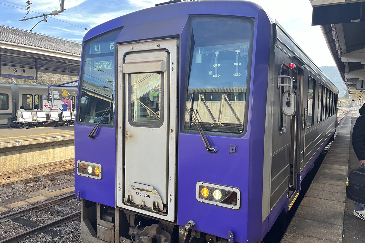 亀山駅で乗り換える気動車の写真