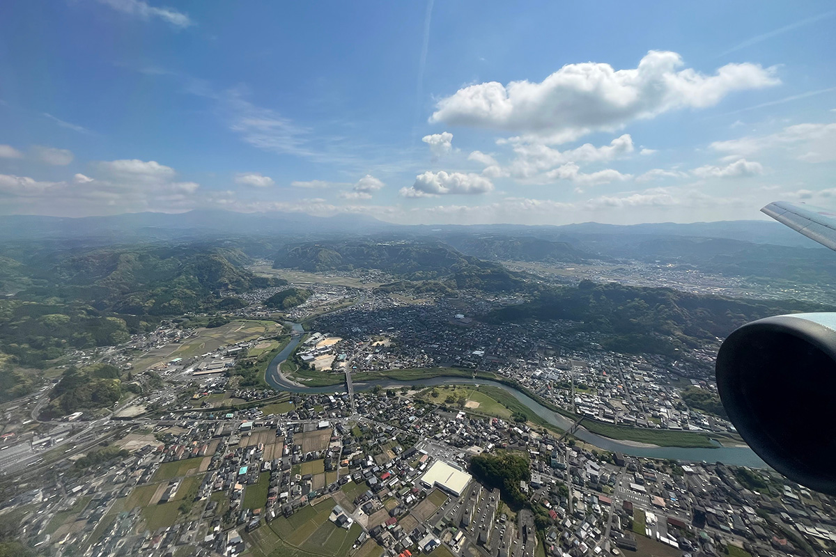 鹿児島付近の上空からの写真。山と平地の地形がはっきりしていて面白いです。