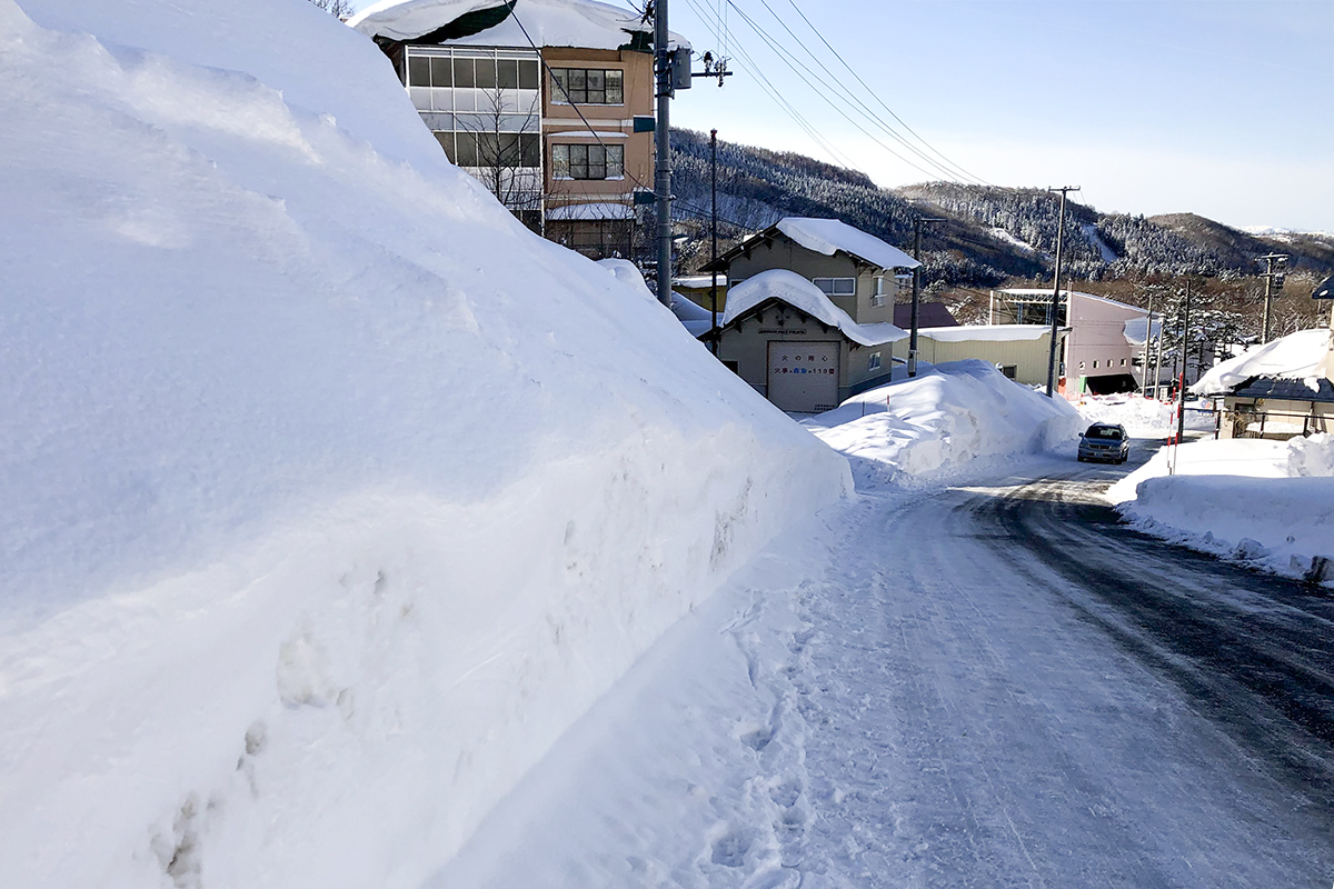 蔵王温泉周辺の道の写真。歩道がない場所では滑りやすい場所もあります。