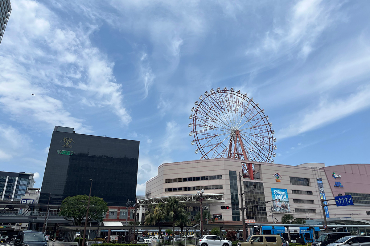 鹿児島中央駅の外観写真。駅ビルと観覧車が特徴的です。