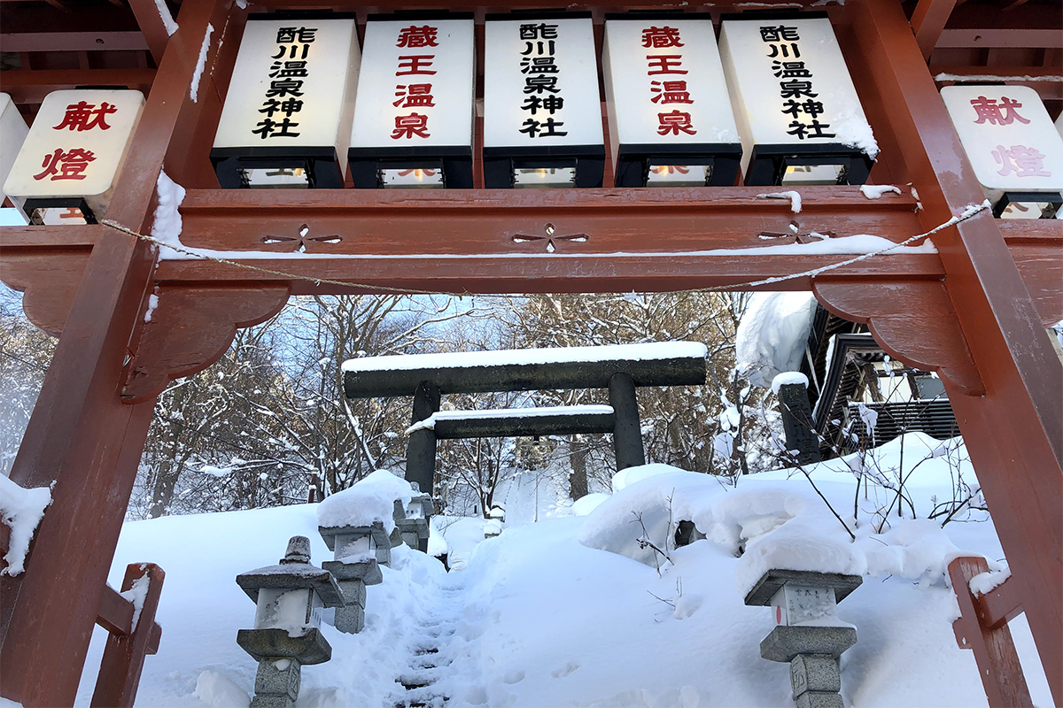 酢川温泉神社の入口の写真。奥の階段を上った先に神社がありますが、雪深くとても登れません。