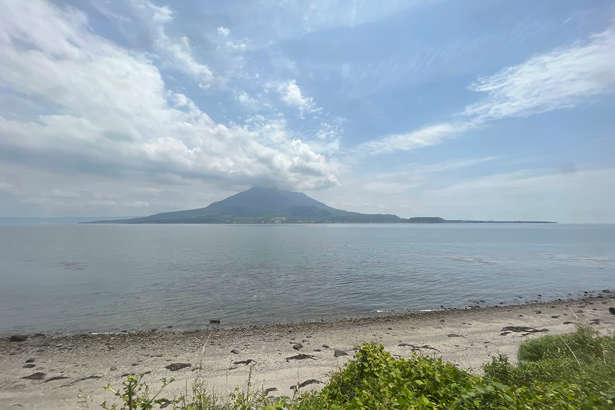 特急きりしまからの車窓の写真。錦江湾越しに桜島が見えます。