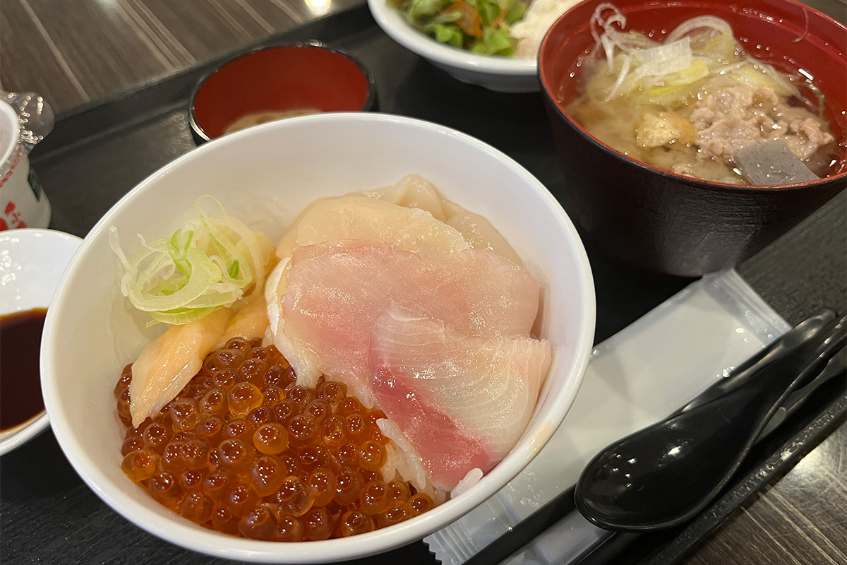 朝食の海鮮丼の写真