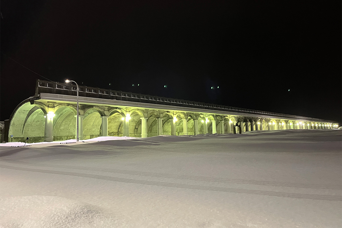 稚内の防波堤ドームの雪景色＆夜景の写真。