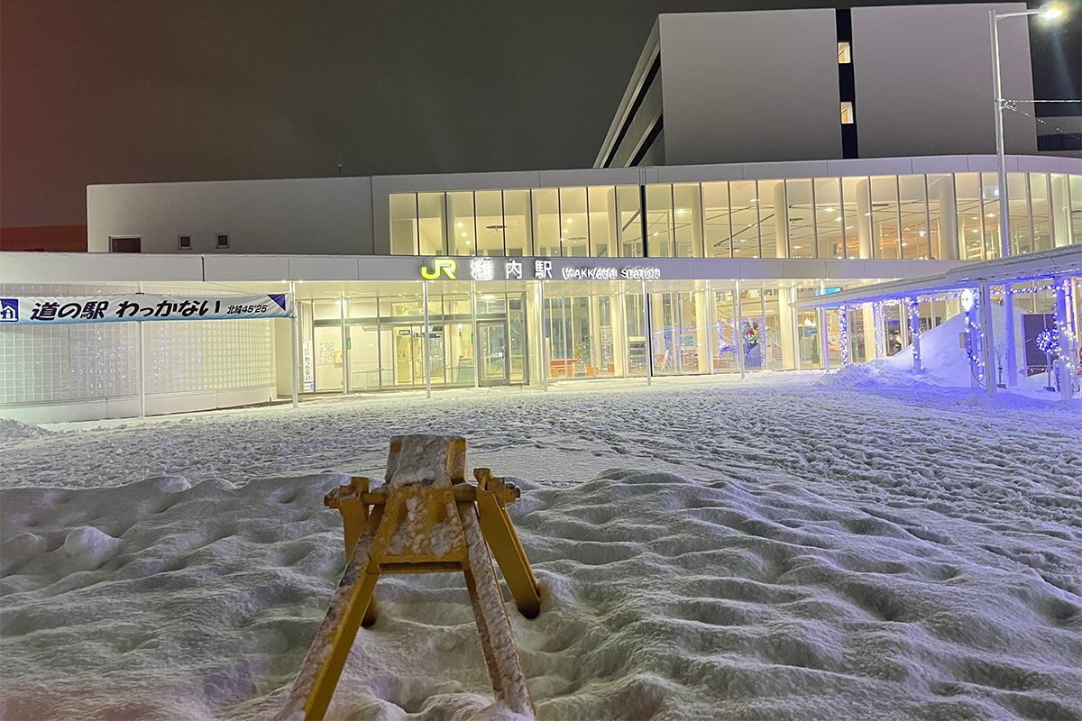 稚内駅前の最北端の線路の写真。雪に覆われた駅前は少し幻想的です。