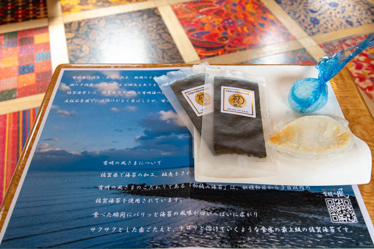 佐賀海苔の試食体験。海苔とごはん、かまぼこをいただきます。