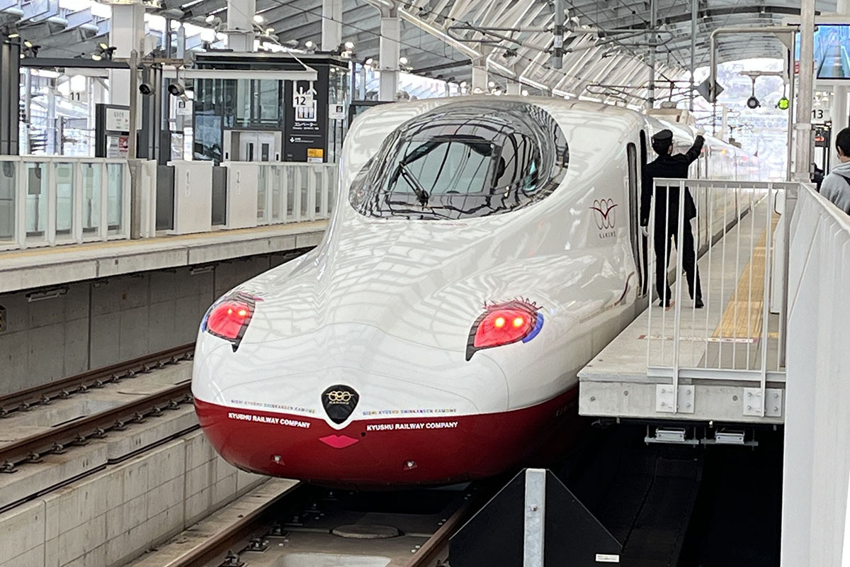 長崎駅での西九州新幹線の発車風景
