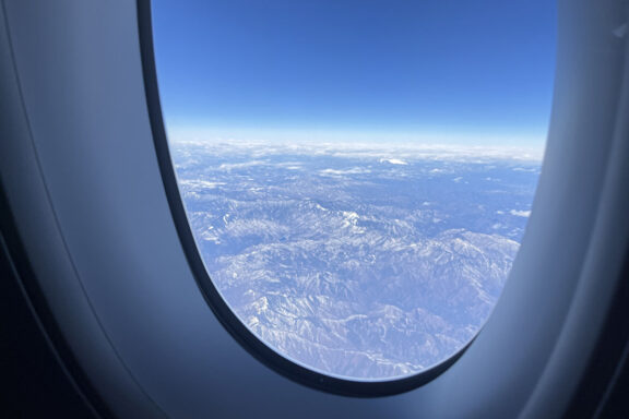 飛行機の窓の景色
