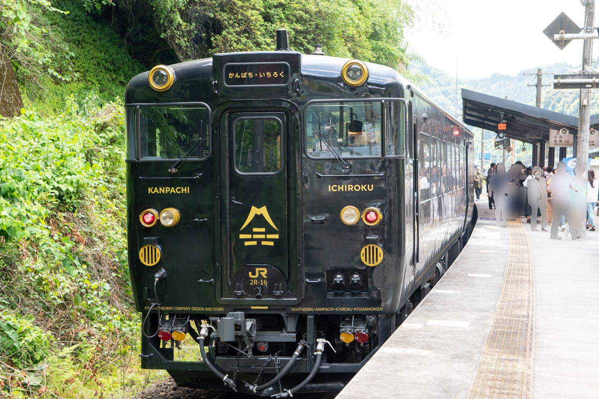 天ヶ瀬駅でのかんぱち・いちろくの全景