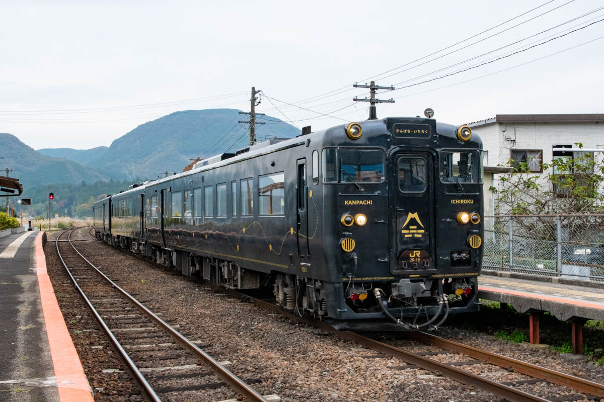 恵良駅でのかんぱち・いちろく号の全景