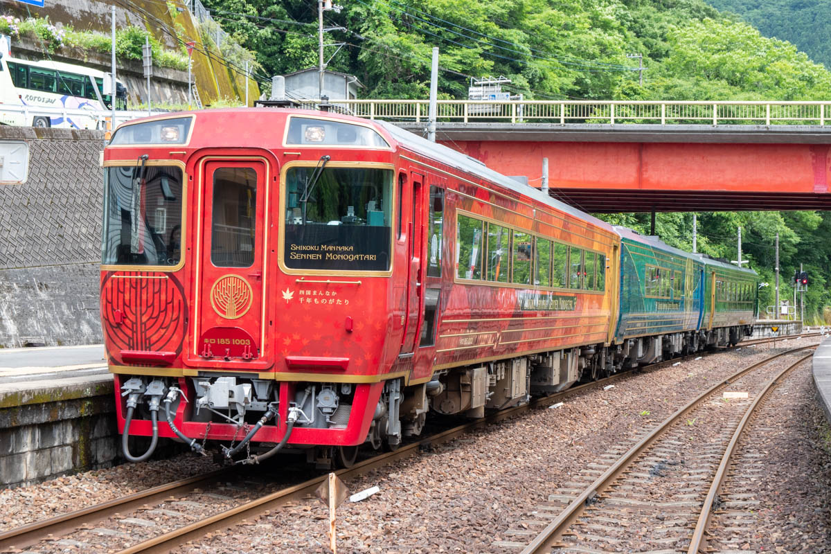 四国まんなか千年ものがたりの列車外観