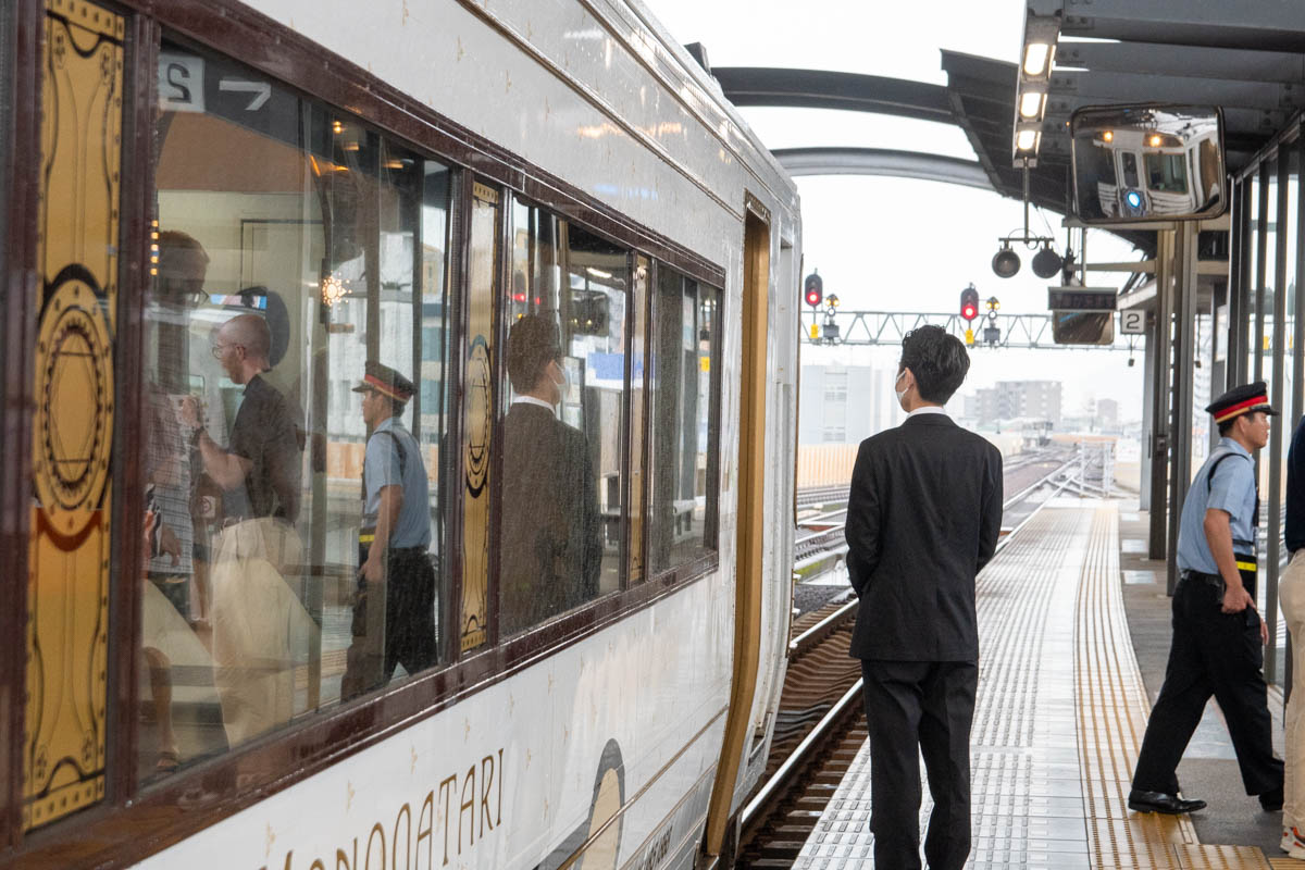 時代の夜明けのものがたりの終着駅の風景