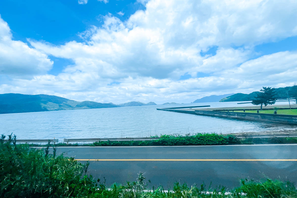 おおい町のあたりでは海の景色もみられる