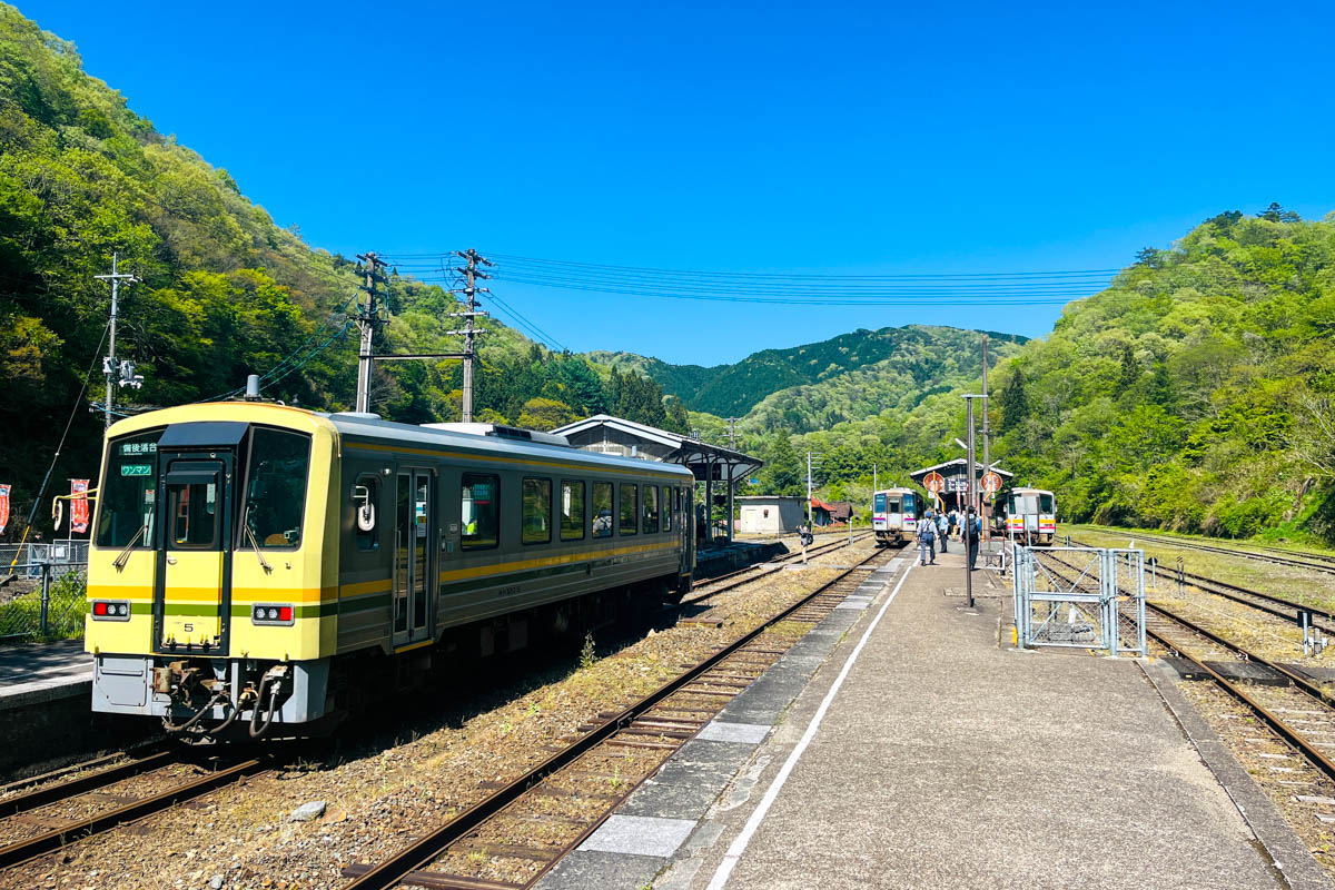 備後落合駅のラッシュアワーでは３方向の列車が揃う