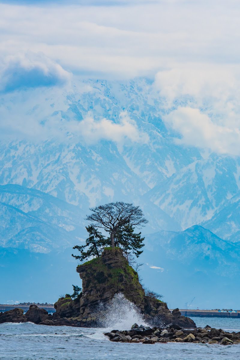 雨晴海岸から望む立山連峰