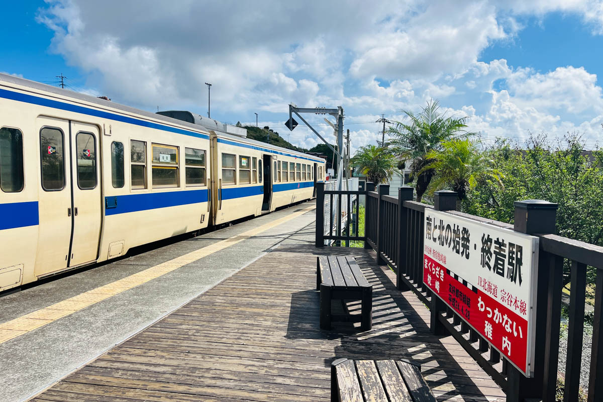 枕崎駅の最南端の看板と列車