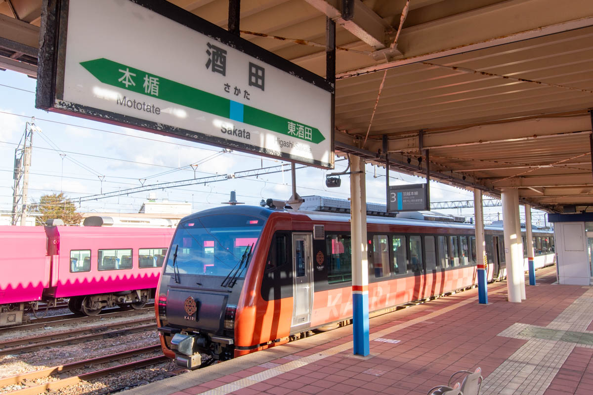 海里の車両と酒田駅の駅名標