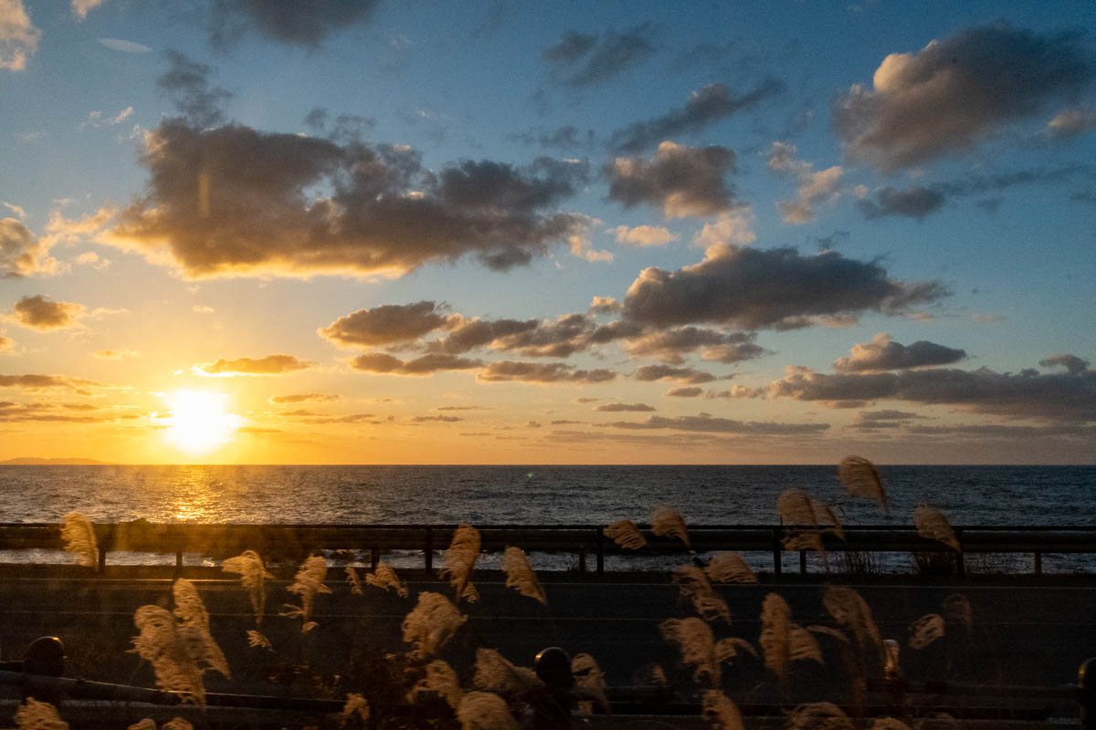 海里から見る羽越線日本海の夕日