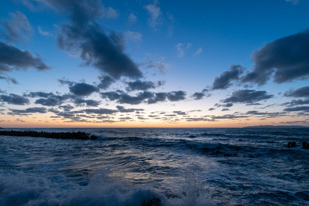 海里から見る羽越線日本海の夕日が沈んだ瞬間