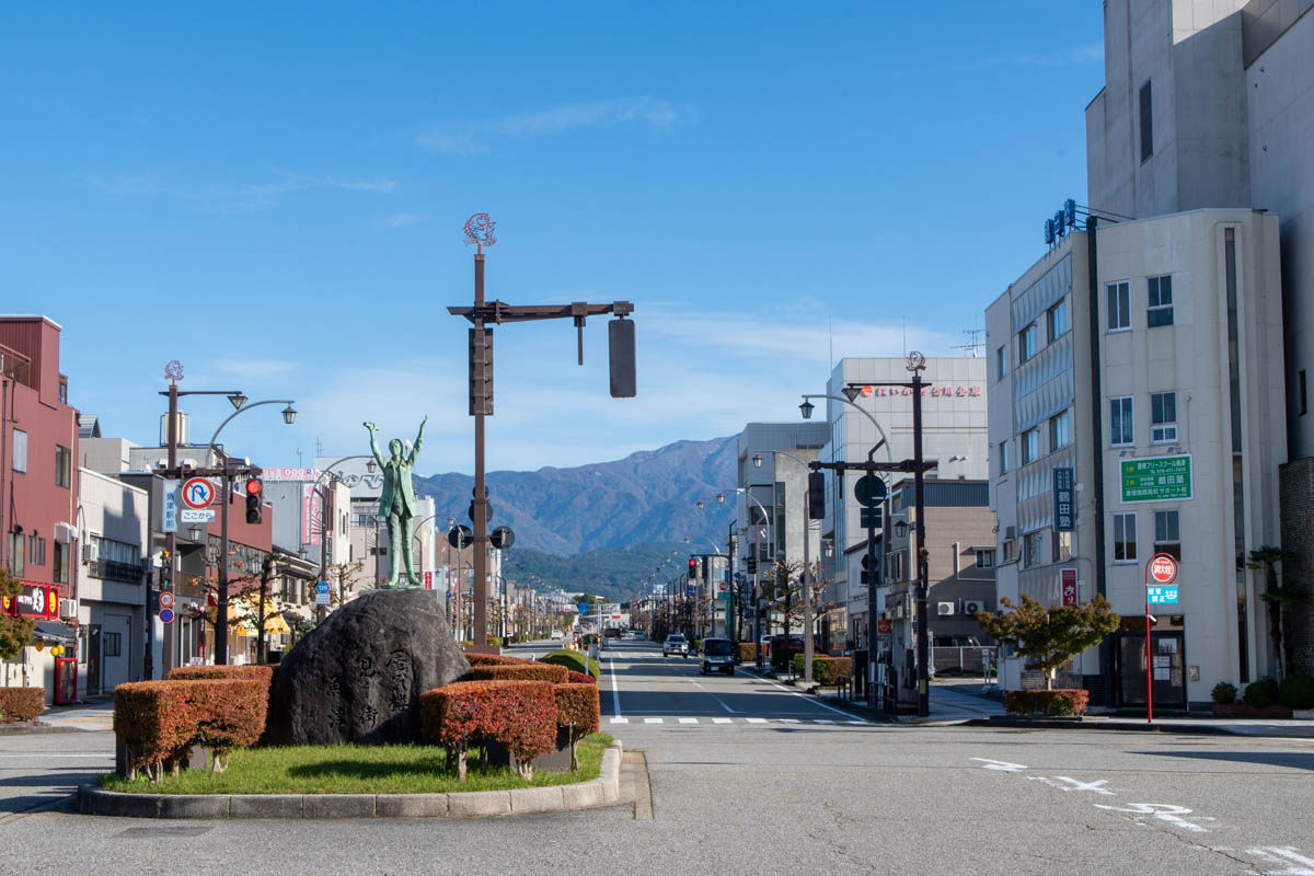 あいの風とやま鉄道の魚津駅から見る立山連峰